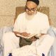 امام در حال خواندن قرآن